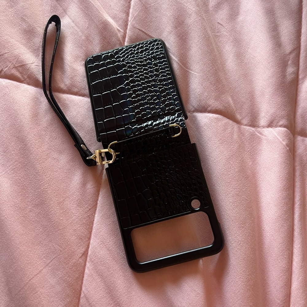 The “Crocodile Queen” Samsung Galaxy Flip 3 5G Phone Case NWOT​